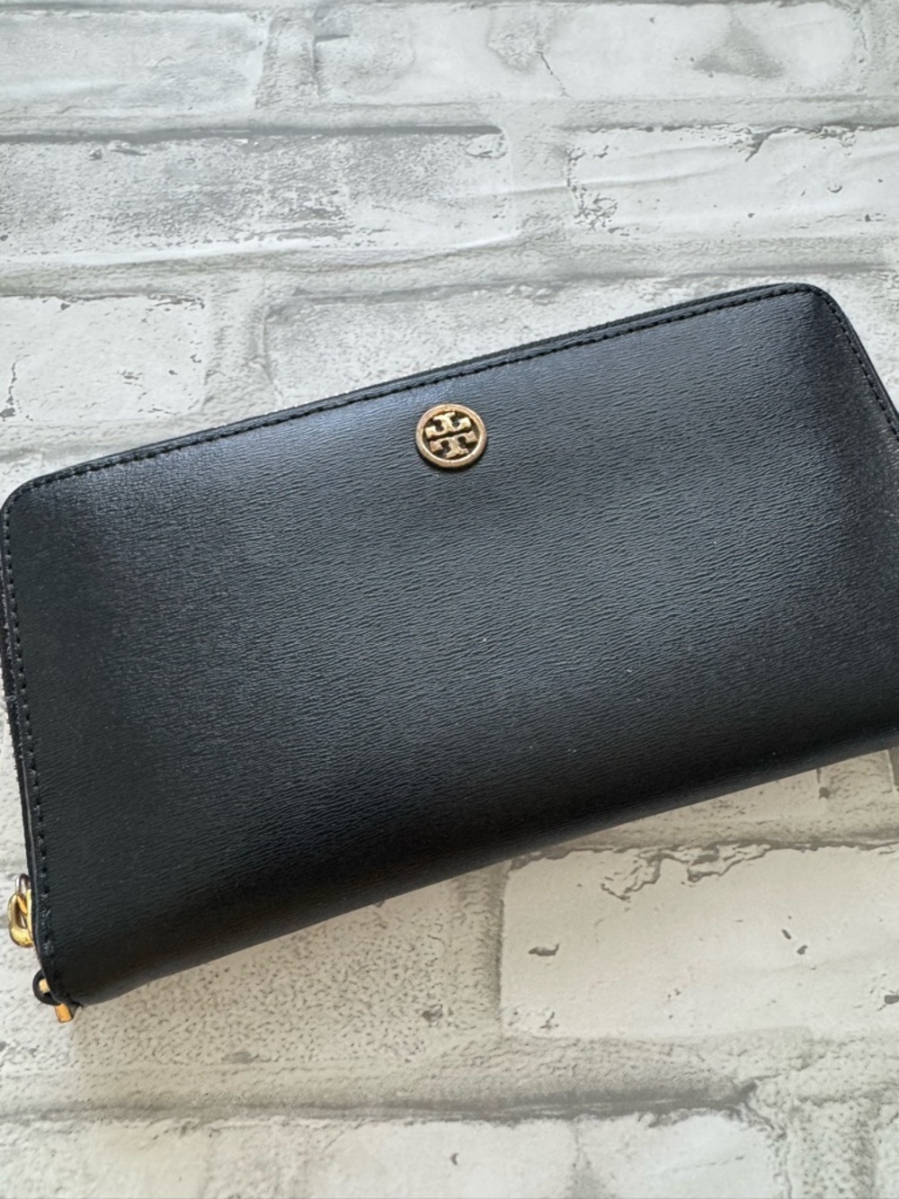 Tory Burch Black Leather Zip Wallet with Gold Logo - Picture 2 of 9